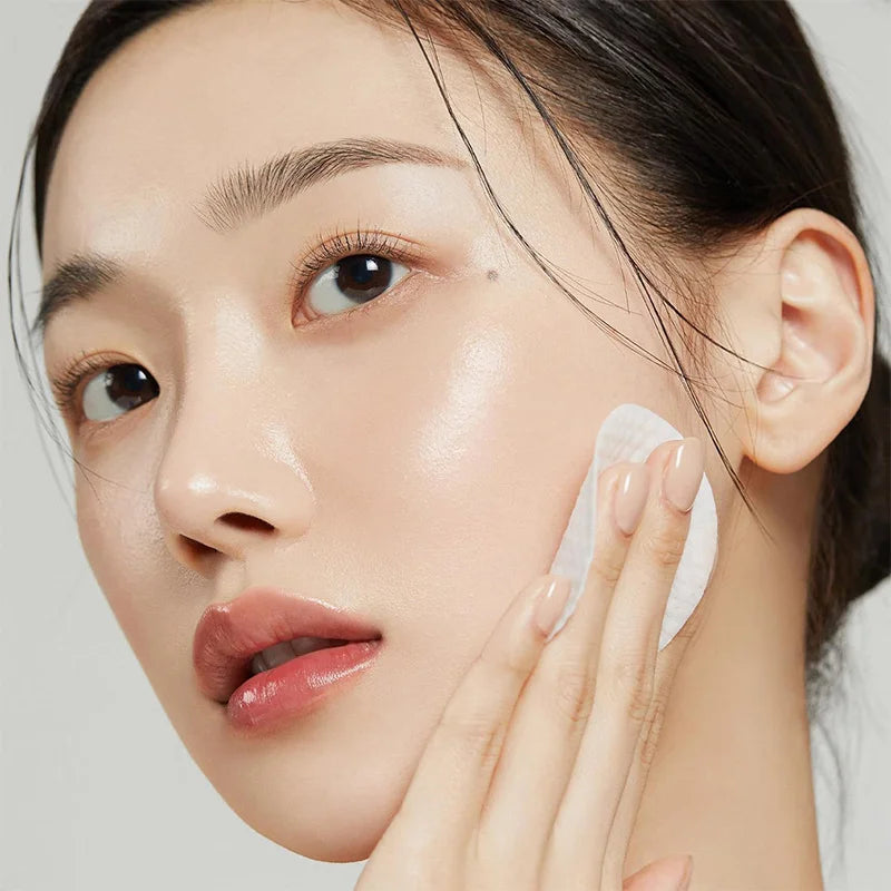 Hyaluronic acid cleansing and makeup remover pads.